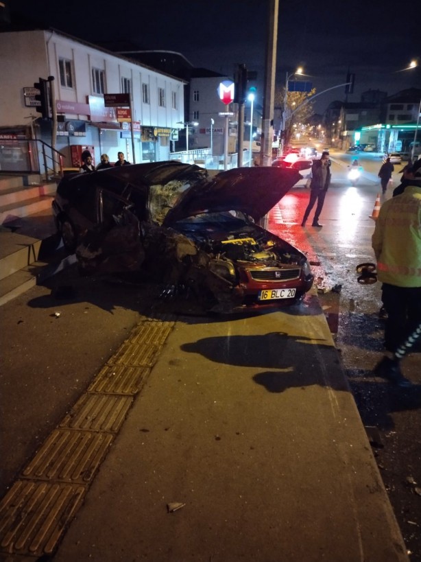 Ümraniye'de İETT otobüsü ile otomobil çarpıştı: 1'i ağır 5 yaralı