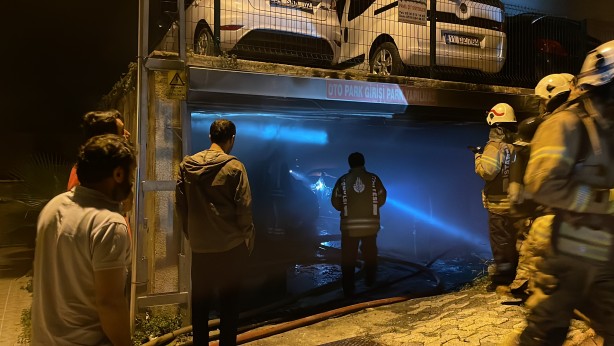 Foto - Ümraniye'de kapalı otoparkta çıkan yangında 5 otomobil yandı