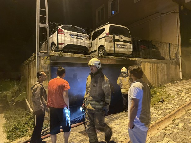 Foto - Ümraniye'de kapalı otoparkta çıkan yangında 5 otomobil yandı