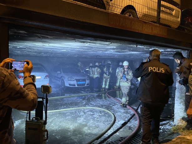 Foto - Ümraniye'de kapalı otoparkta çıkan yangında 5 otomobil yandı