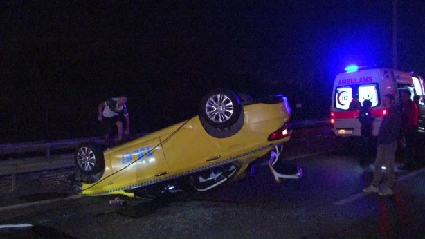 Ümraniye'de yolcu taşıyan ticari taksi takla attı: 1 yaralı