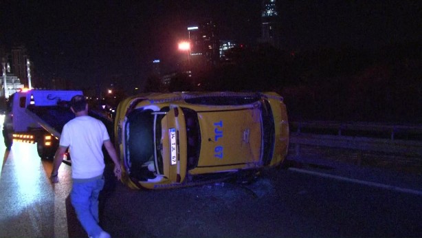 Foto - Ümraniye'de yolcu taşıyan ticari taksi takla attı: 1 yaralı