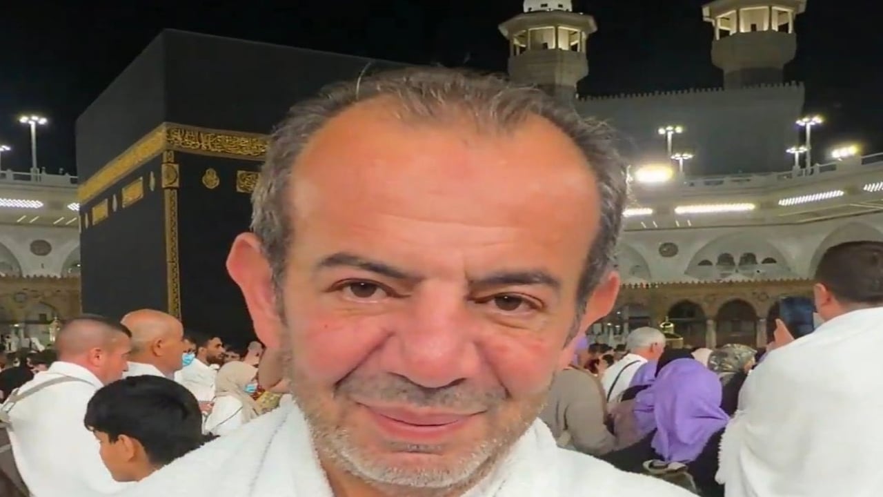 Umrede Menzil sofisi gibi poz veren Tanju Özcan’dan ayağının tozuyla skandal