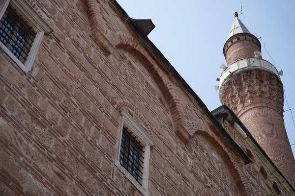 Foto - UNESCO Kültür Mirası Listesi'nde... 658 yıllık tarihi cami ucube yapıların arasında nefes alamıyor 