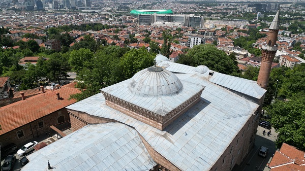 Foto - UNESCO Kültür Mirası Listesi'nde... 658 yıllık tarihi cami ucube yapıların arasında nefes alamıyor 