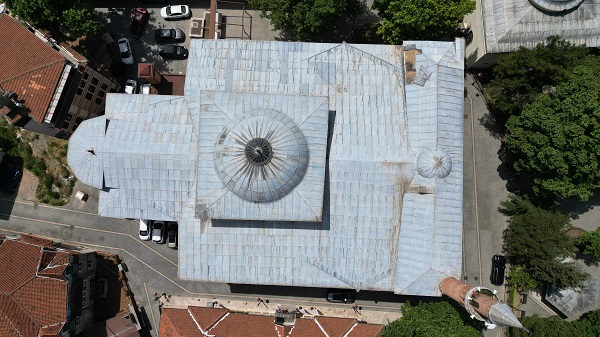 Foto - UNESCO Kültür Mirası Listesi'nde... 658 yıllık tarihi cami ucube yapıların arasında nefes alamıyor 