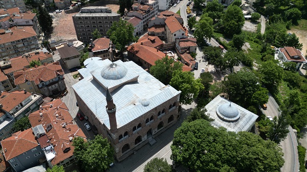 UNESCO Kültür Mirası Listesi'nde... 658 yıllık tarihi cami ucube yapıların arasında nefes alamıyor 