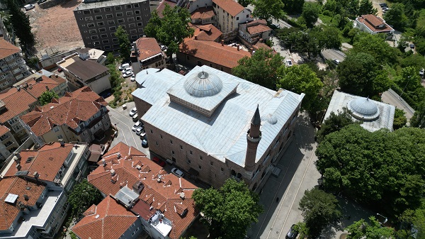Foto - UNESCO Kültür Mirası Listesi'nde... 658 yıllık tarihi cami ucube yapıların arasında nefes alamıyor 