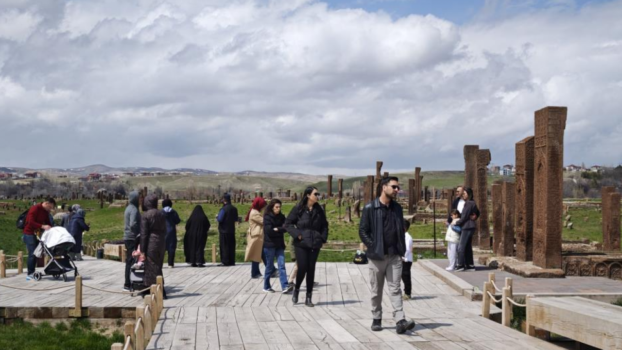 UNESCO listesindeki dev miras: Tarihi mezarlık ziyaretçi akınına uğradı