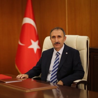 Üniversite binasının kolunu inceleyen rektör isyan etti! 'Allah'ım müteahhidi sana havale ediyorum'