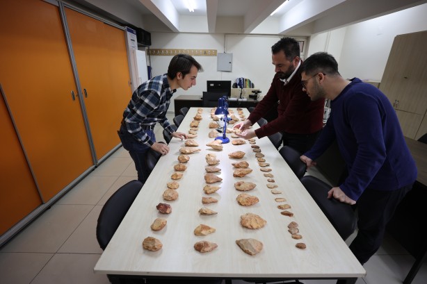Foto - Üniversite bölgesinde üç yılda bulundu: Paleolitik döneme ait sır gibi saklanan 8 bin 200 eser ortaya çıktı! Damga vuran keşif