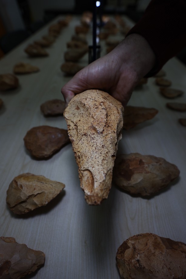 Üniversite bölgesinde üç yılda bulundu: Paleolitik döneme ait sır gibi saklanan 8 bin 200 eser ortaya çıktı! Damga vuran keşif