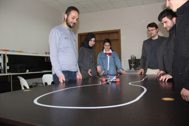 Foto - Üniversiteli gençler "Örümcek Robot" üretti