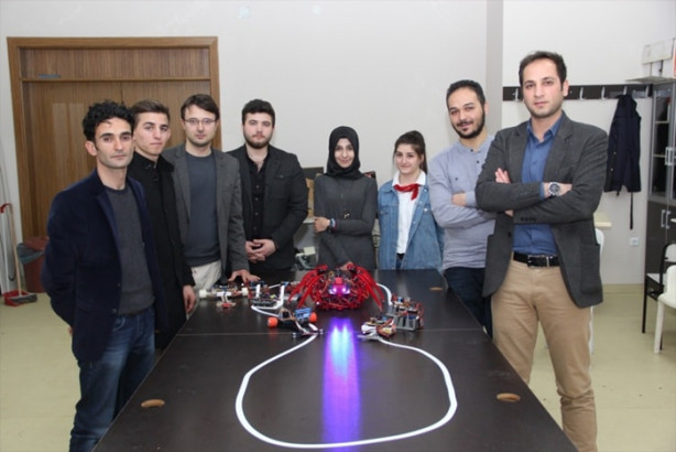 Foto - Üniversiteli gençler "Örümcek Robot" üretti