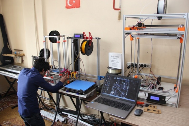 Foto - Üniversiteli gençler "Örümcek Robot" üretti