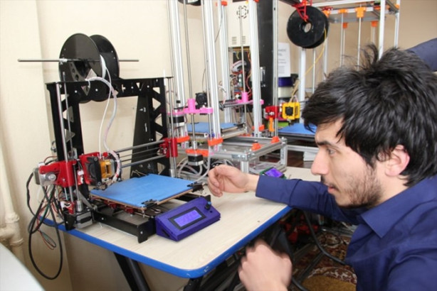 Foto - Üniversiteli gençler "Örümcek Robot" üretti