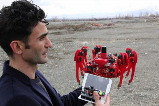 Foto - Üniversiteli gençler "Örümcek Robot" üretti