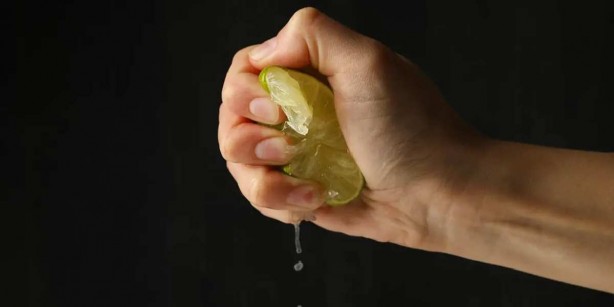 Foto - Ünlü aşçılar, esnaf lokantaları bu yöntemi uyguluyormuş! İşte limonun suyunu dere gibi akıtan o yöntem! Daha fazla su çıkıyor