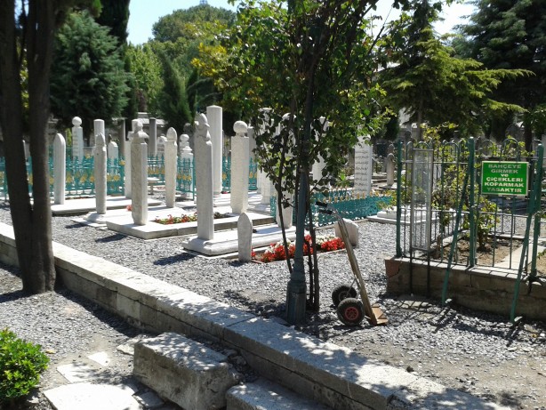 Foto - Ünlü caminin bahçesinde bir cinayetin anlatıldığını biliyor muydunuz? Herkes önünden geçiyor ama kimse farkında değil! İşte o cinayetin ayrıntıları