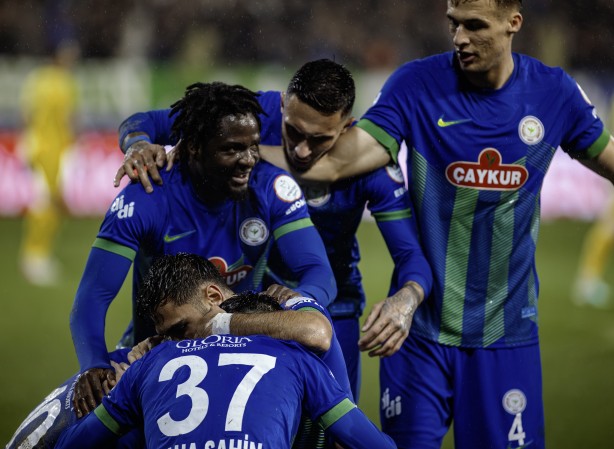 Foto - Ünlü futbolcu, sessiz sedasız gidecek mi? O Arap takımı devrede: Fenerbahçe'nin kalbini sökecekler! 