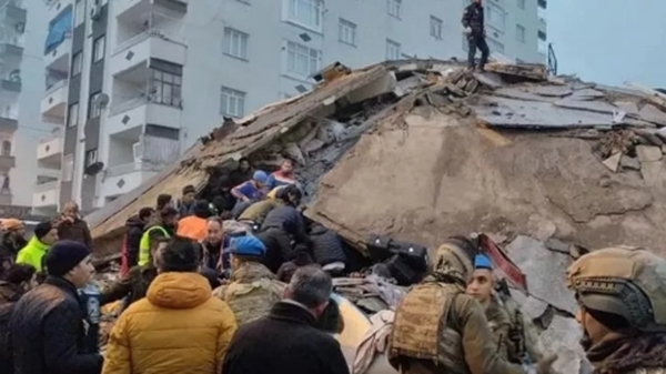 Ünlü isimlerden deprem yardımı! Milyonları aştı