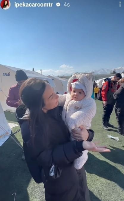 Foto - Ünlü isimlerden minik depremzedelere moral desteği