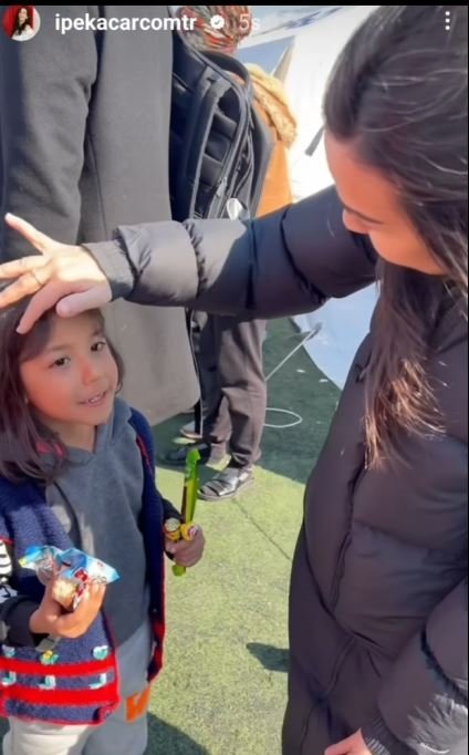 Foto - Ünlü isimlerden minik depremzedelere moral desteği