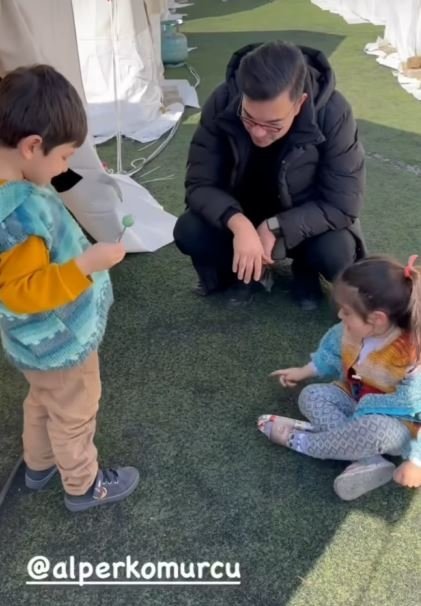 Foto - Ünlü isimlerden minik depremzedelere moral desteği
