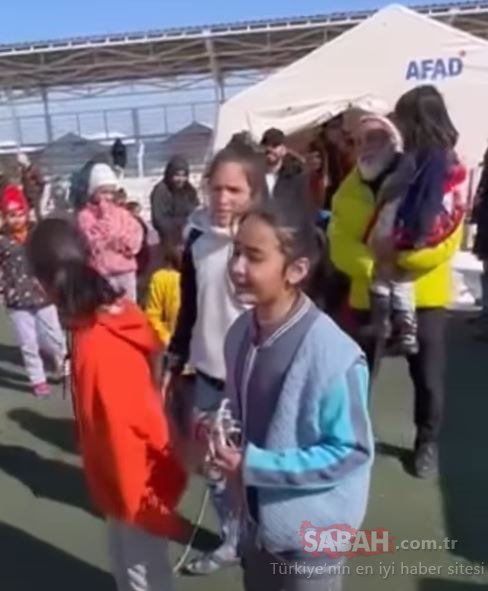 Foto - Ünlü isimlerden minik depremzedelere moral desteği