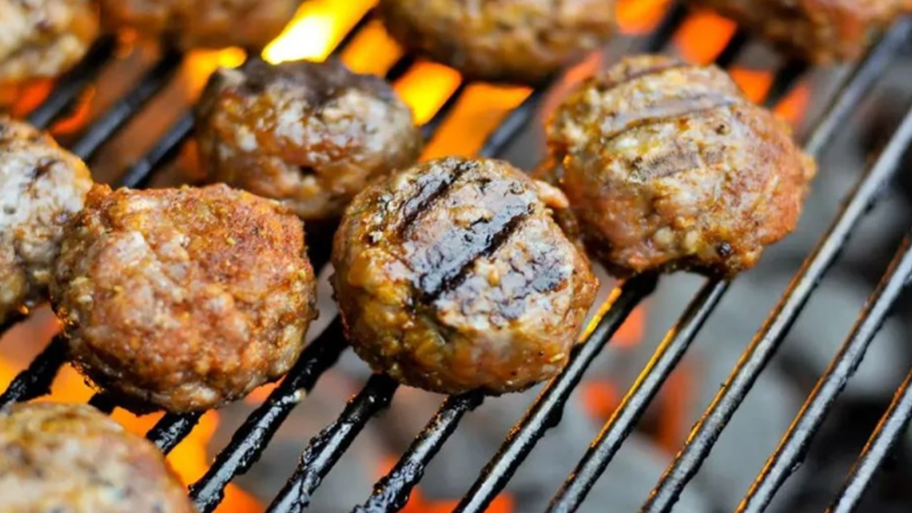 Ünlü köftecide skandal! Dana eti diye bakın ne yedirmişler