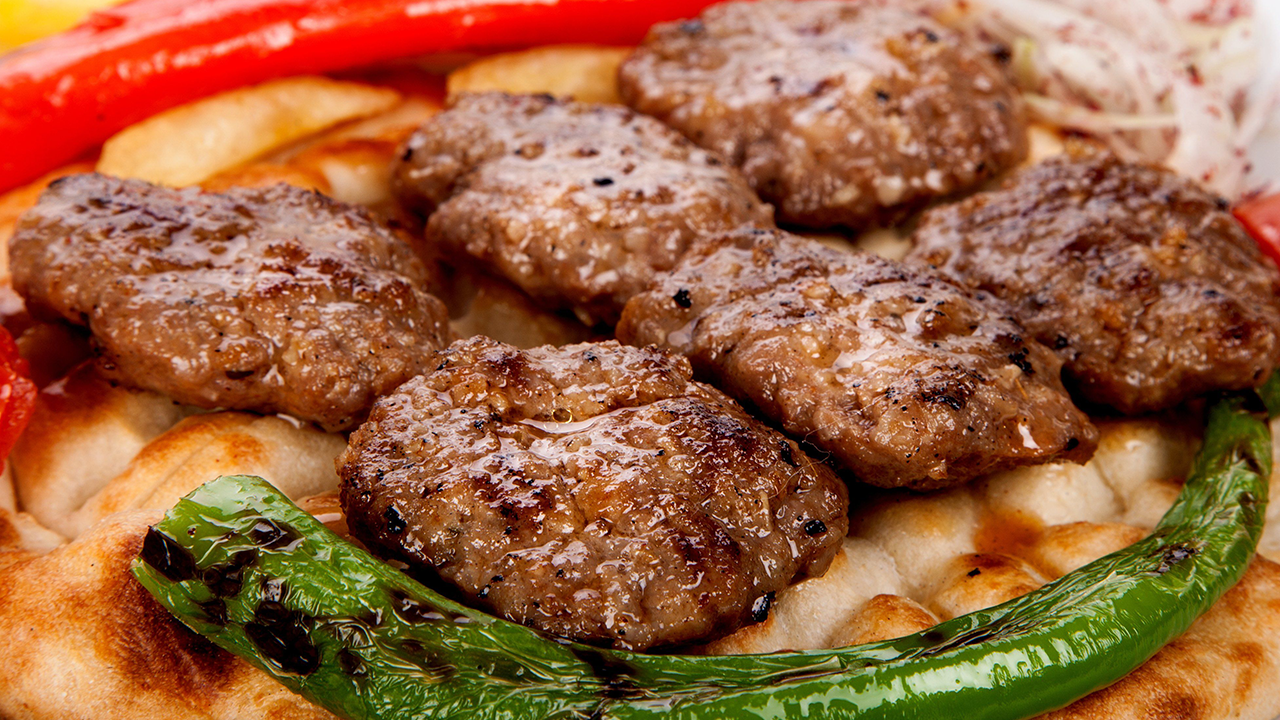 Foto - Ünlü köftecide skandal! Dana eti diye bakın ne yedirmişler