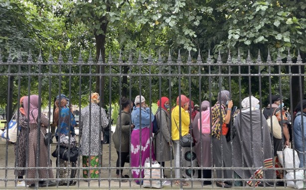 Foto - Ünlü meydanlardan birine çadır kurdular! Fransa'da 'onurlu barınma' talebi