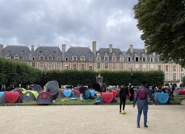 Foto - Ünlü meydanlardan birine çadır kurdular! Fransa'da 'onurlu barınma' talebi