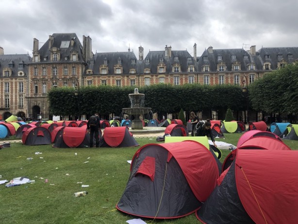 Foto - Ünlü meydanlardan birine çadır kurdular! Fransa'da 'onurlu barınma' talebi