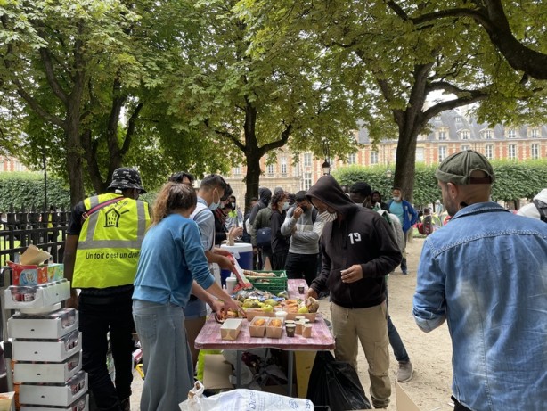 Foto - Ünlü meydanlardan birine çadır kurdular! Fransa'da 'onurlu barınma' talebi