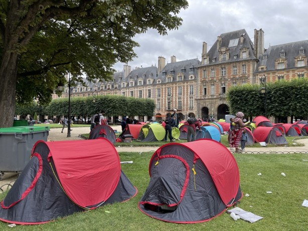 Foto - Ünlü meydanlardan birine çadır kurdular! Fransa'da 'onurlu barınma' talebi