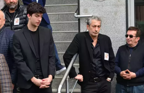 Foto - Ünlü oyuncu cenazede arabasıyla vatandaşı ezdi