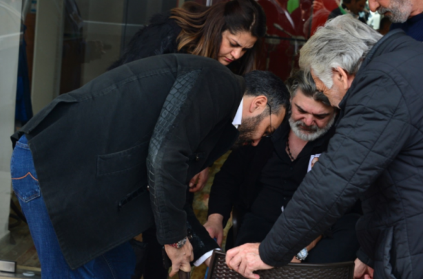 Foto - Ünlü oyuncu cenazede arabasıyla vatandaşı ezdi