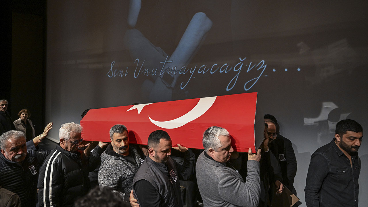 Foto - Ünlü oyuncu Şinasi Yurtsever'in veda töreninde annesinin ağzından tek kelime döküldü