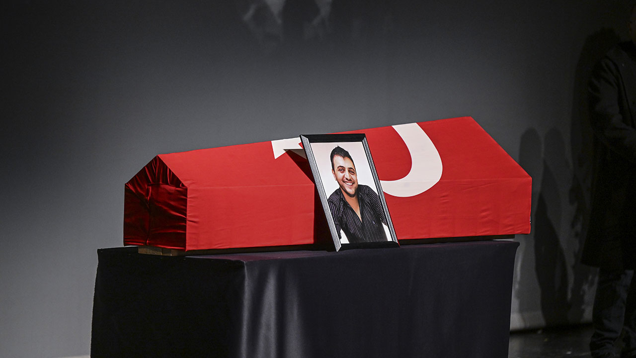 Ünlü oyuncu Şinasi Yurtsever'in veda töreninde annesinin ağzından tek kelime döküldü