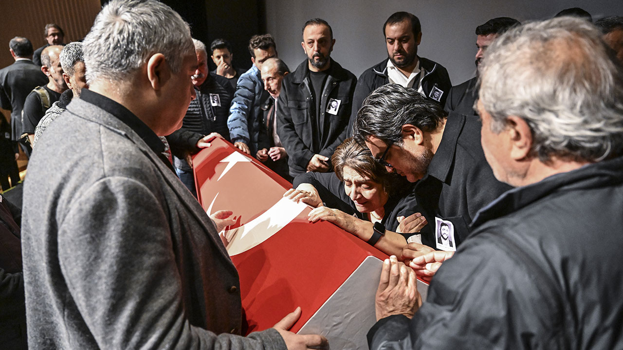 Foto - Ünlü oyuncu Şinasi Yurtsever'in veda töreninde annesinin ağzından tek kelime döküldü