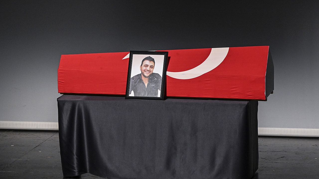 Foto - Ünlü oyuncu Şinasi Yurtsever'in veda töreninde annesinin ağzından tek kelime döküldü