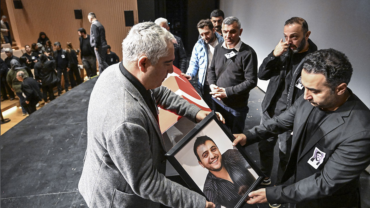 Foto - Ünlü oyuncu Şinasi Yurtsever'in veda töreninde annesinin ağzından tek kelime döküldü