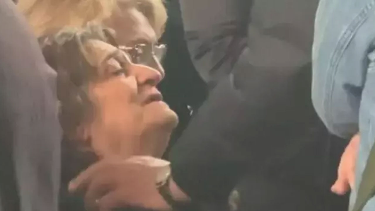 Foto - Ünlü oyuncu Şinasi Yurtsever'in veda töreninde annesinin ağzından tek kelime döküldü