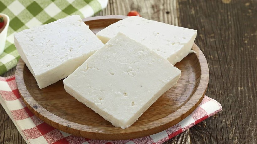 Ünlü peynir markasında kırmızı alarm! Marketlerden tek tek toplatılıyor