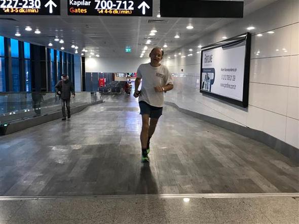 Ünlü profesörden Atatürk Havalimanı'nda şaşırtan hareket