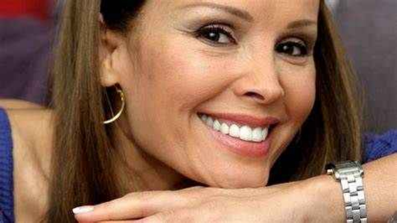 Foto - Ünlü şarkıcıdan, camideki giyim tarzına sert eleştiri: Mini etekler, şortlar... Maalesef çok yozlaştık 