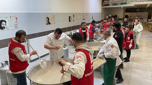 Foto - Ünlü şefler depremzedeler için ocak başına geçti