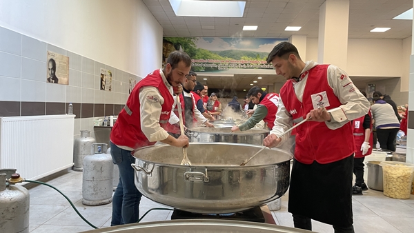 Foto - Ünlü şefler depremzedeler için ocak başına geçti