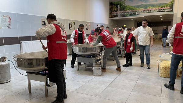 Foto - Ünlü şefler depremzedeler için ocak başına geçti